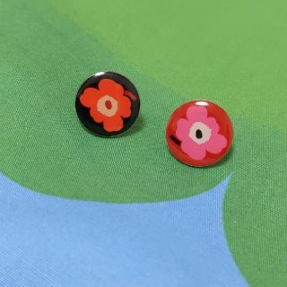 マリメッコ(marimekko)のmarimekko ピンバッジ 2個セット(ブローチ/コサージュ)