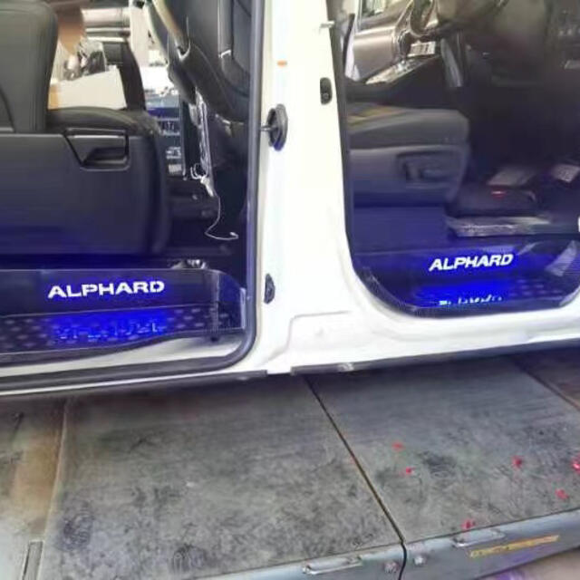 自動車最新デザイン　アルファード 30系　高級UPスカッフプレート LED 滑り止め付