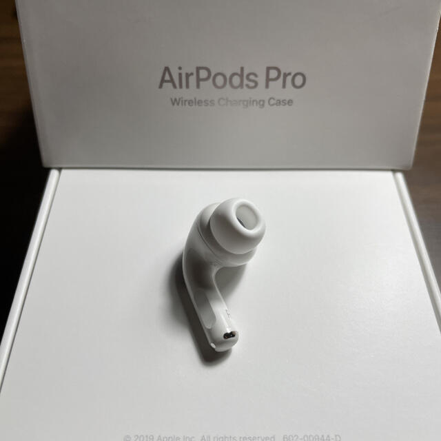 Apple(アップル)の新品 AirPods Pro 右耳のみ MWP22J/A  スマホ/家電/カメラのオーディオ機器(ヘッドフォン/イヤフォン)の商品写真