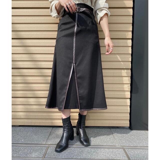 Ameri VINTAGE(アメリヴィンテージ)のAmeri PIPING LITTLE FLARE SKIRT レディースのスカート(ロングスカート)の商品写真