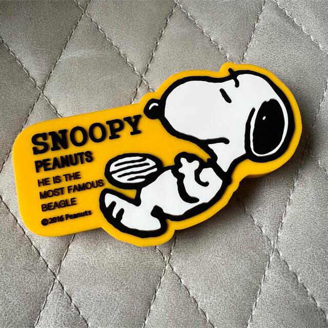 SNOOPY(スヌーピー)のお値下げ！ピーナッツ☆スヌーピー☆シートベルトストッパー☆カー用品 自動車/バイクの自動車(車内アクセサリ)の商品写真