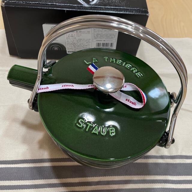 STAUB(ストウブ)のティーポット ラウンド バジルグリーン  ストレーナー付 インテリア/住まい/日用品のキッチン/食器(鍋/フライパン)の商品写真