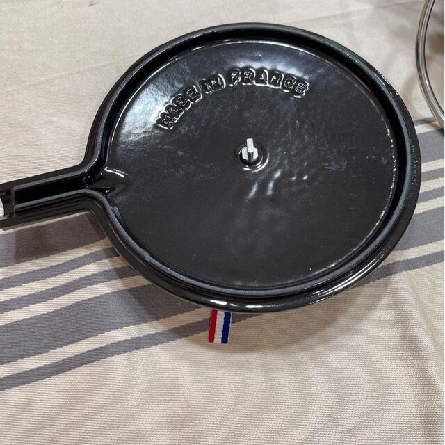 STAUB(ストウブ)のティーポット ラウンド バジルグリーン  ストレーナー付 インテリア/住まい/日用品のキッチン/食器(鍋/フライパン)の商品写真