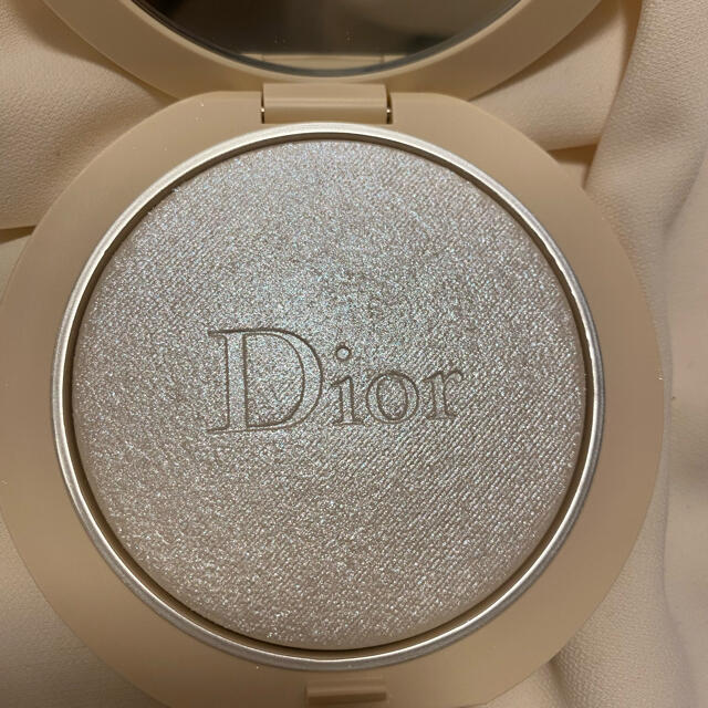 Dior(ディオール)のDior ディオールスキンフォーエヴァークチュールルミナイザー03パールグロウ コスメ/美容のベースメイク/化粧品(フェイスパウダー)の商品写真