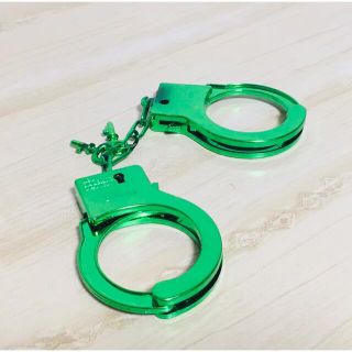 新品▼【緑】手錠キーホルダー ロック パンク アクセサリー コスプレ 小道具(小道具)