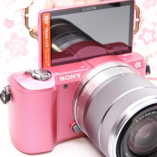 ソニー(SONY)の❤️新品ボディ❤️上品ピンクが可愛いソニーα5000❤️自撮りスマホ転送OK❤️(ミラーレス一眼)