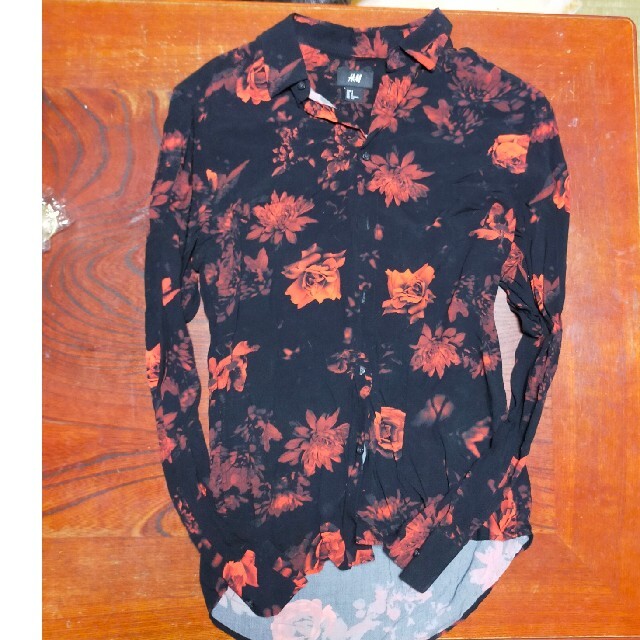 H&M(エイチアンドエム)のRose pattern shirt メンズのトップス(シャツ)の商品写真