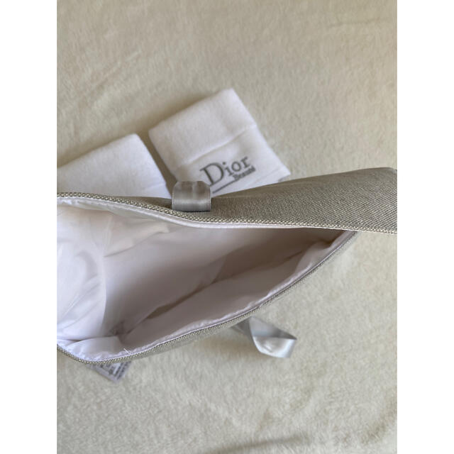 Christian Dior(クリスチャンディオール)の未使用Diorディオール　ポーチ　タオル2枚 レディースのファッション小物(ポーチ)の商品写真