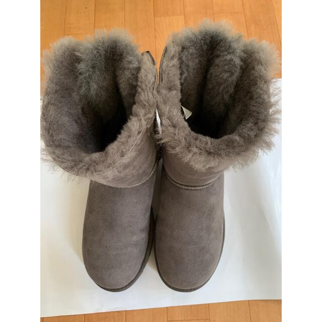 UGG(アグ)の♦︎UGG MINI BAILEY BOW バックリボンブーツグレー 24cm レディースの靴/シューズ(ブーツ)の商品写真