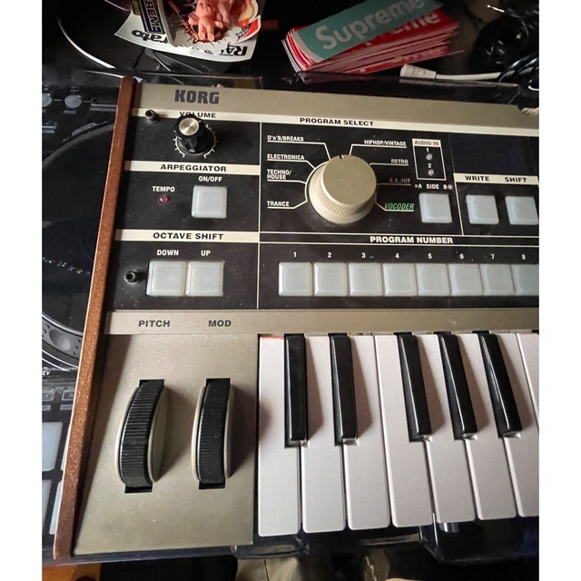 KORG(コルグ)のマイクロKORGシンセサイザー 楽器の鍵盤楽器(キーボード/シンセサイザー)の商品写真