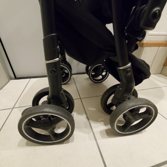 ラクーナエアー 両対面 軽量オート四輪ベビーカー 3