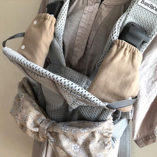 BABYBJORN(ベビービョルン)のフラワーベージュ×ベージュ無地☆ベビービョルンONE系 よだれカバー 丈長   キッズ/ベビー/マタニティの外出/移動用品(抱っこひも/おんぶひも)の商品写真