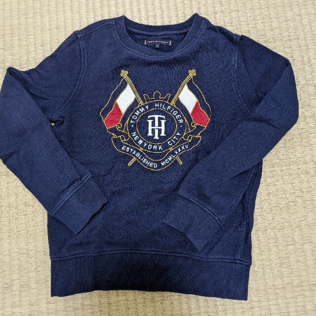 TOMMY HILFIGER(トミーヒルフィガー)のトミーフィルフィガー　128㌢　スウェット キッズ/ベビー/マタニティのキッズ服男の子用(90cm~)(Tシャツ/カットソー)の商品写真