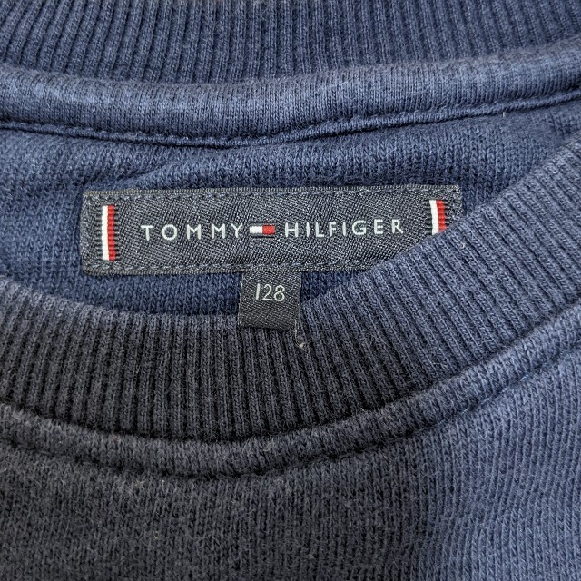 TOMMY HILFIGER(トミーヒルフィガー)のトミーフィルフィガー　128㌢　スウェット キッズ/ベビー/マタニティのキッズ服男の子用(90cm~)(Tシャツ/カットソー)の商品写真