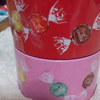 リンツ(Lindt)のリンツ 二段缶上のあかの缶に蓋がついてます✴️チョコレートは出して入ってません(小物入れ)