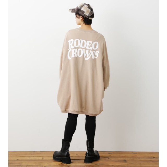 RODEO CROWNS WIDE BOWL(ロデオクラウンズワイドボウル)の新品ベージュ上下セット レディースのレディース その他(セット/コーデ)の商品写真