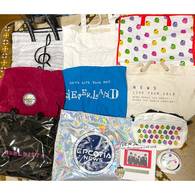 Johnny's(ジャニーズ)のNEWS ツアーバッグ・時計 エンタメ/ホビーのタレントグッズ(アイドルグッズ)の商品写真