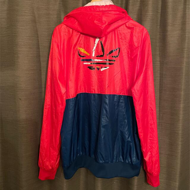 adidas(アディダス)の古着　アディダスオリジナルス　バックプリント　ナイロンジャケット　赤　紺　 レディースのジャケット/アウター(ナイロンジャケット)の商品写真