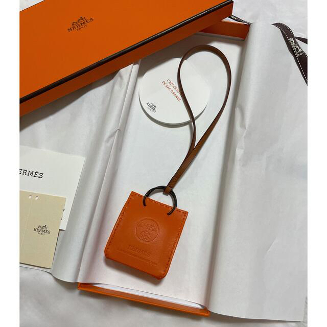 エルメス サックオランジュ バッグチャーム オレンジ Z刻印 - 通販
