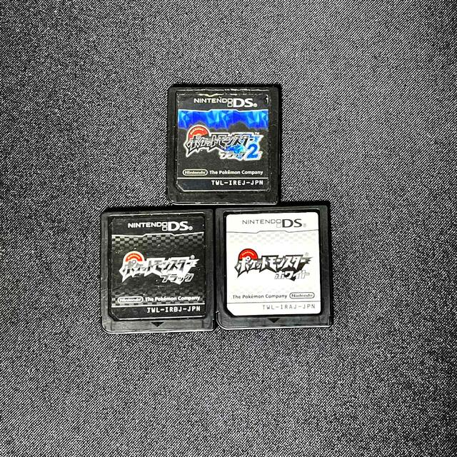 ニンテンドーDS(ニンテンドーDS)のポケモンブラック、ホワイト、ブラック2 エンタメ/ホビーのゲームソフト/ゲーム機本体(携帯用ゲームソフト)の商品写真