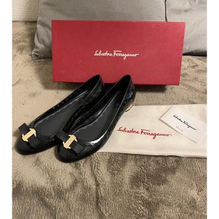 サルヴァトーレフェラガモ(Salvatore Ferragamo)の美品サルヴァトーレフェラガモ　ラバーパンプス　23.5cm 黒(ハイヒール/パンプス)