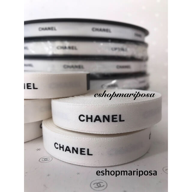 CHANEL(シャネル)のシャネルリボン🎀 白 ホワイト 10メートル 黒ロゴ入り 上質ラッピングリボン インテリア/住まい/日用品のオフィス用品(ラッピング/包装)の商品写真