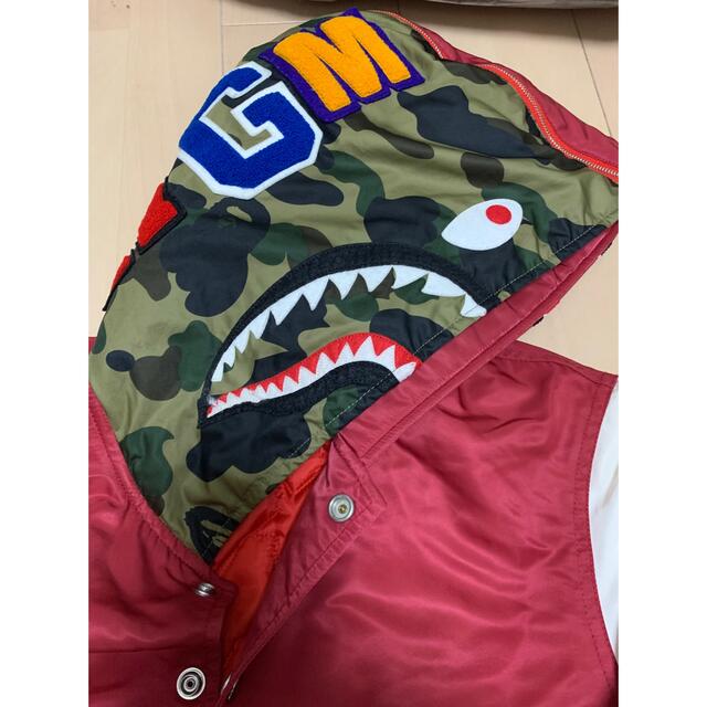 A BATHING APE(アベイシングエイプ)の激レアM！ BAPEシャークナイロンスタジャン赤 メンズのジャケット/アウター(スタジャン)の商品写真