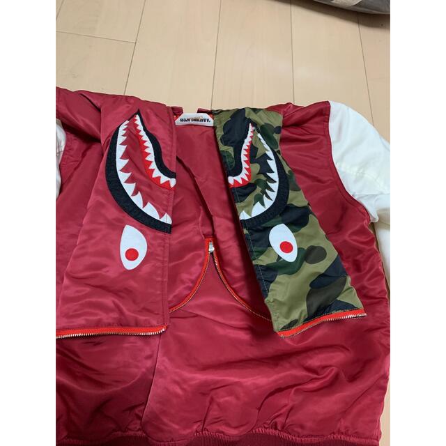 A BATHING APE(アベイシングエイプ)の激レアM！ BAPEシャークナイロンスタジャン赤 メンズのジャケット/アウター(スタジャン)の商品写真