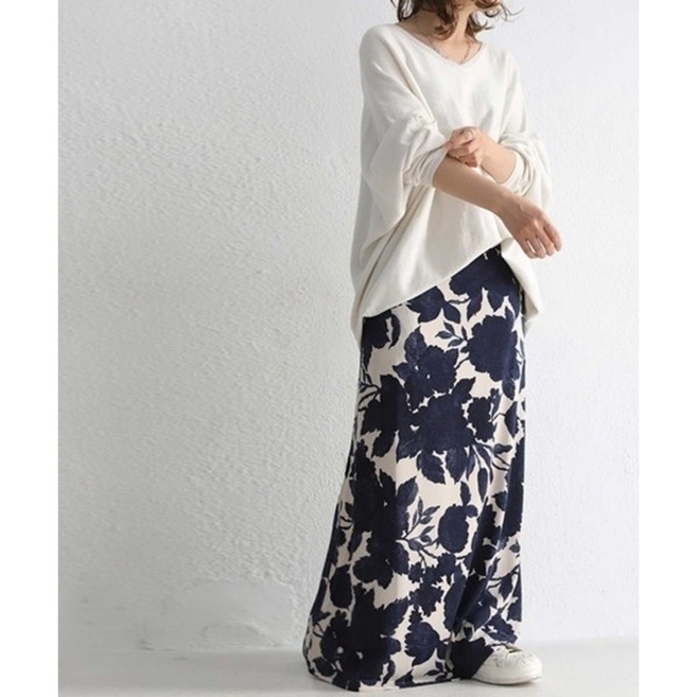 antiqua(アンティカ)のアンティカ  花柄  ロングスカート ネイビー レディースのスカート(ロングスカート)の商品写真