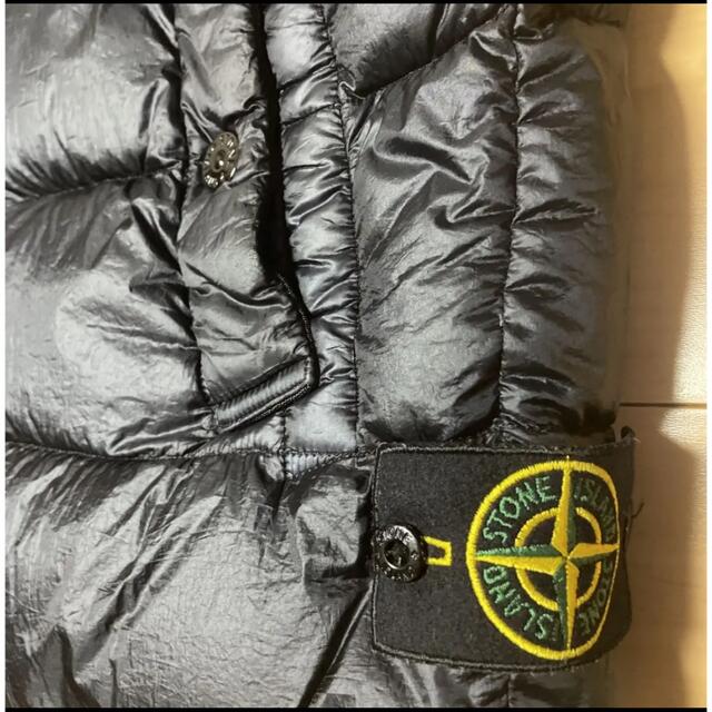 STONE ISLAND(ストーンアイランド)の美品　ストーンアイランド　ダウンベスト　Sサイズ　ブラック メンズのジャケット/アウター(ダウンベスト)の商品写真