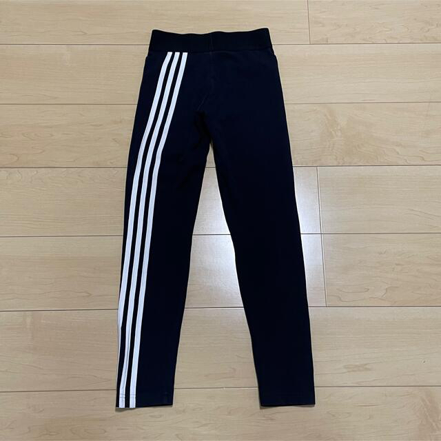 adidas(アディダス)のadidas 黒 レギンス size150 キッズ/ベビー/マタニティのキッズ服女の子用(90cm~)(パンツ/スパッツ)の商品写真