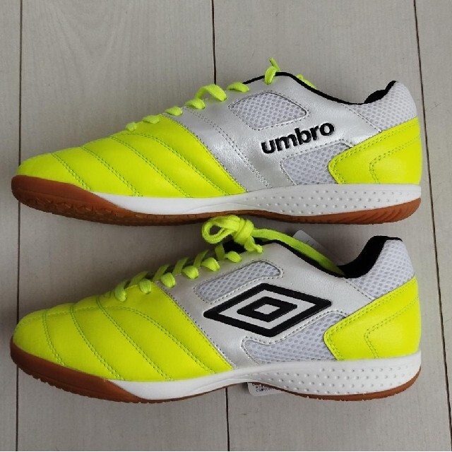 UMBRO(アンブロ)の特別値引き 新品未使用 アンブロ ビスターサラ フットサル 25.5cm スポーツ/アウトドアのサッカー/フットサル(シューズ)の商品写真