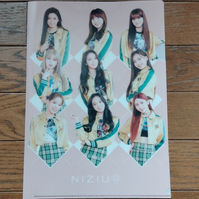 NIZIU クリアファイル エンタメ/ホビーのタレントグッズ(アイドルグッズ)の商品写真