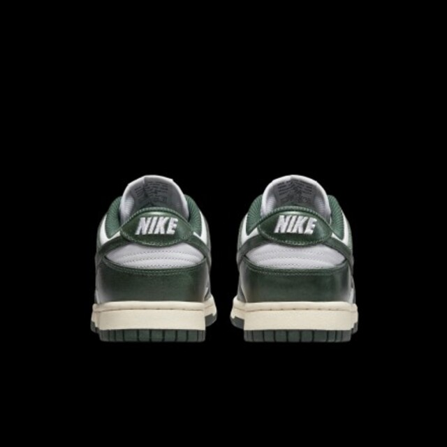 NIKE(ナイキ)のNike WMNS Dunk Low "Vintage Green" メンズの靴/シューズ(スニーカー)の商品写真