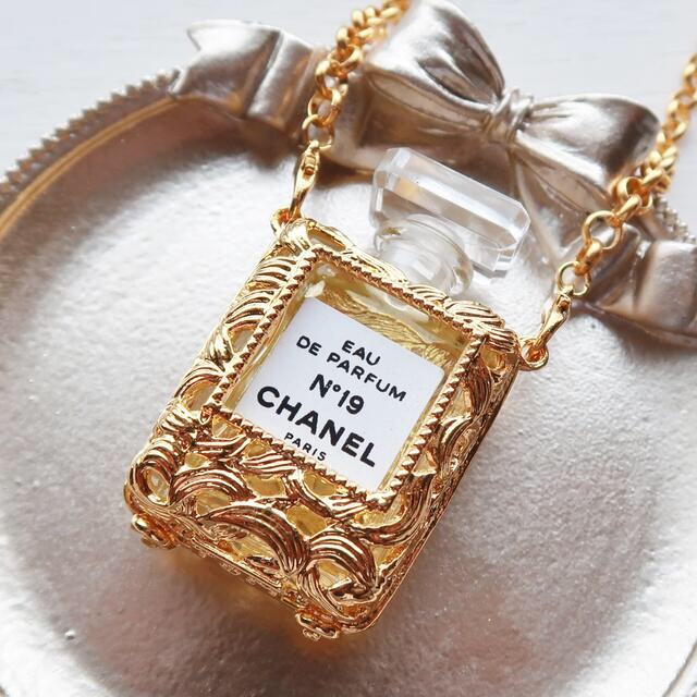 CHANEL n°19 ペンダント