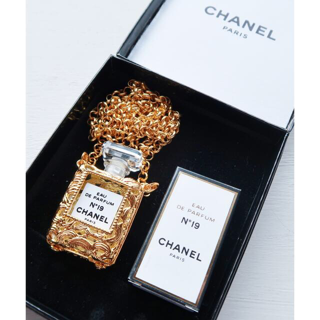 CHANEL n°19 ペンダント