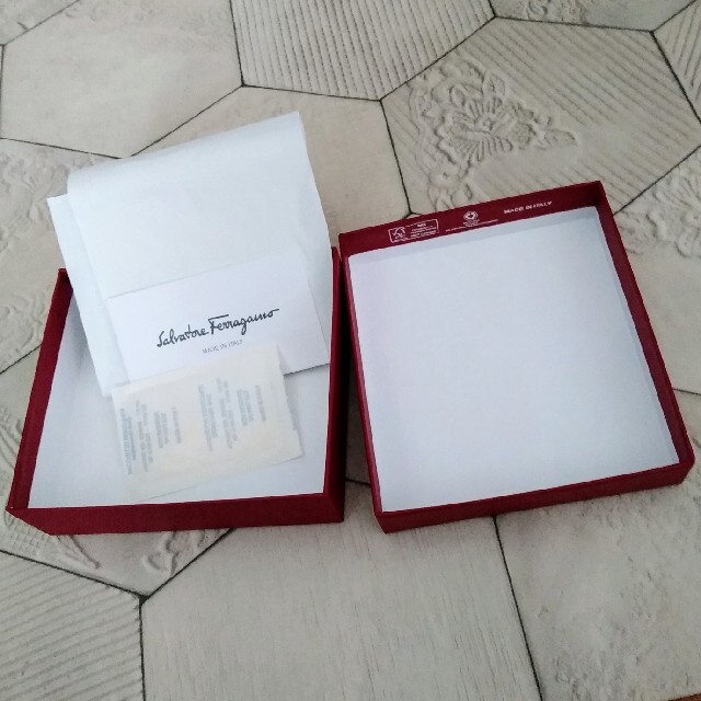 Salvatore Ferragamo(サルヴァトーレフェラガモ)のフェラガモの箱 レディースのバッグ(ショップ袋)の商品写真