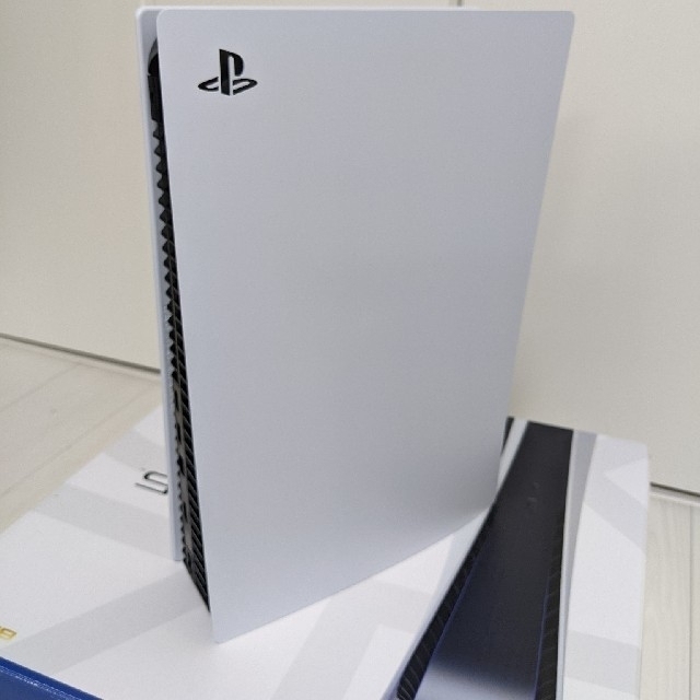 PlayStation(プレイステーション)の中古 SONY ソニー PS5 プレイステーション5 本体 ディスクドライブ搭載 エンタメ/ホビーのゲームソフト/ゲーム機本体(家庭用ゲーム機本体)の商品写真