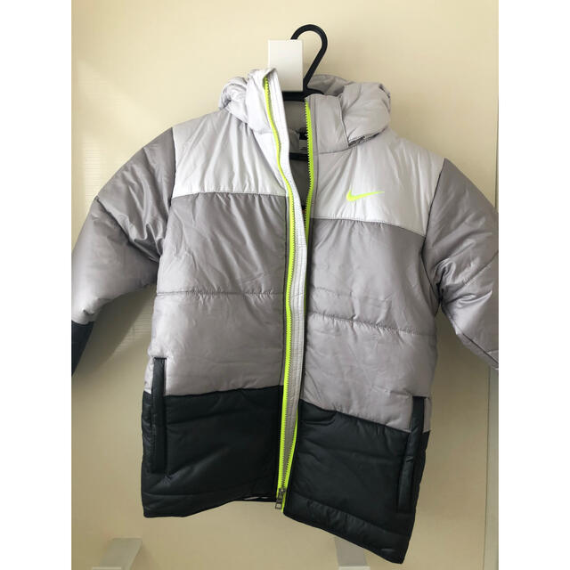 NIKE(ナイキ)の新品❗️NIKEアウター140 キッズ/ベビー/マタニティのキッズ服男の子用(90cm~)(ジャケット/上着)の商品写真