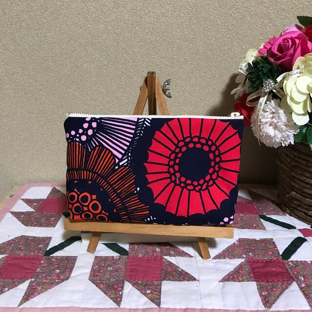 marimekko(マリメッコ)のマリメッコ  生地　ハンドメイド　シィールトラプータルハ　マチ付きポーチ ハンドメイドのファッション小物(ポーチ)の商品写真