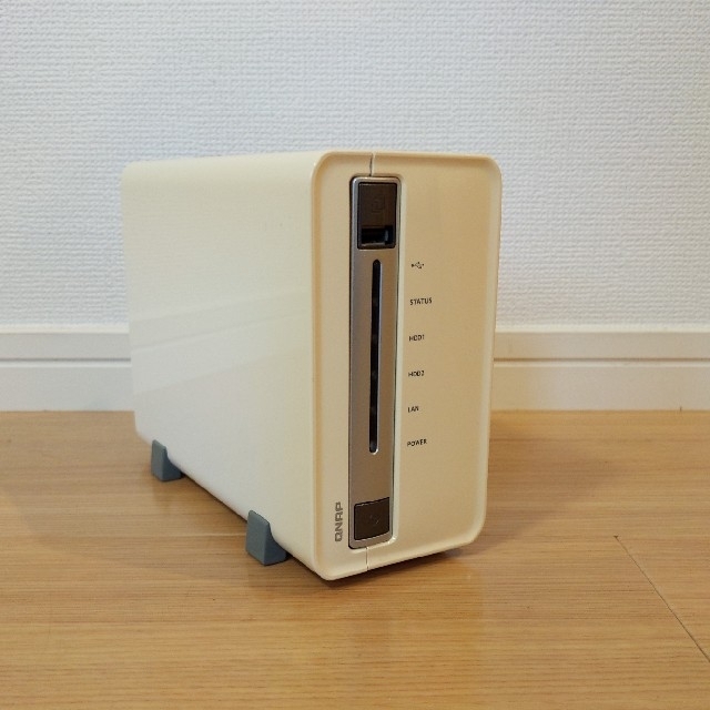 QNAP(キューナップ) Turbo NAS ホワイト TS-212 スマホ/家電/カメラのPC/タブレット(PC周辺機器)の商品写真