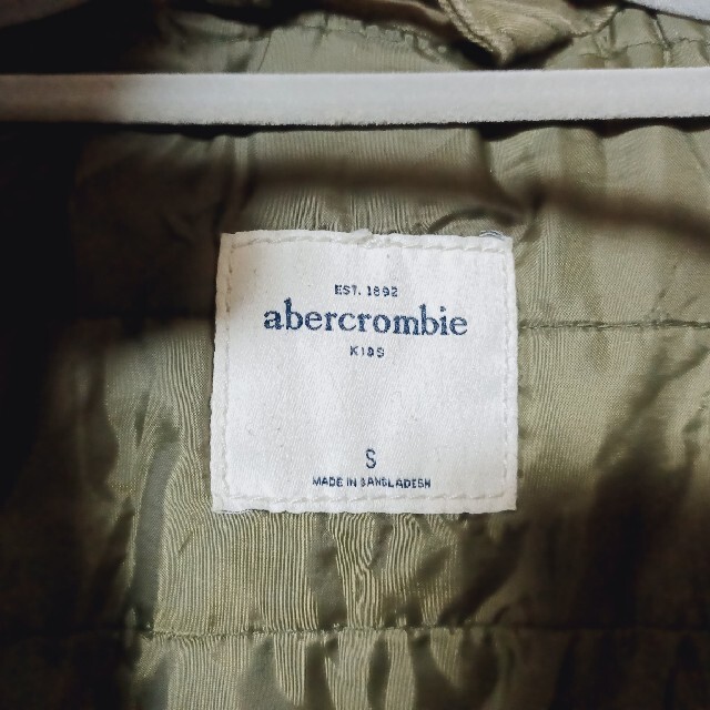 Abercrombie&Fitch(アバクロンビーアンドフィッチ)のaym様専用【中古】アバクロンビー＆フィッチ ミリタリージャケット キッズS キッズ/ベビー/マタニティのキッズ服女の子用(90cm~)(ジャケット/上着)の商品写真