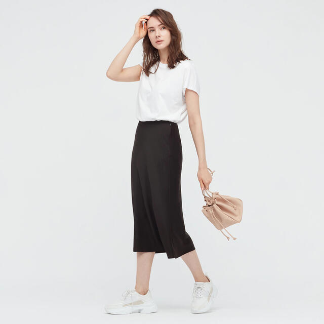 UNIQLO(ユニクロ)のりみち様🌷美品🌺ユニクロ サテンナロースカート ブラック レディースのスカート(ひざ丈スカート)の商品写真