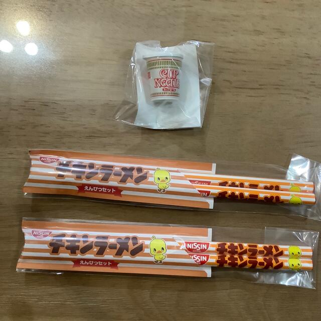 日清食品(ニッシンショクヒン)のチキンラーメンえんぴつ、カップヌードル消しゴムセット エンタメ/ホビーのおもちゃ/ぬいぐるみ(キャラクターグッズ)の商品写真