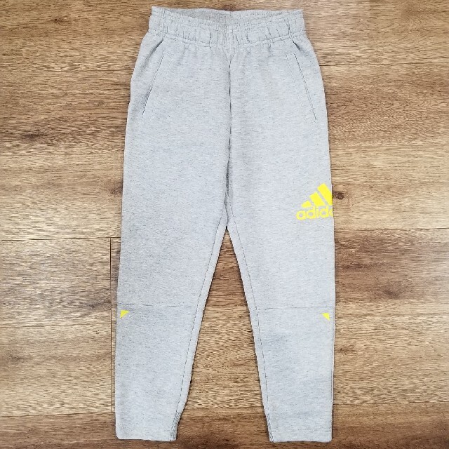 adidas(アディダス)のスウェットパンツ　130cm キッズ/ベビー/マタニティのキッズ服男の子用(90cm~)(パンツ/スパッツ)の商品写真