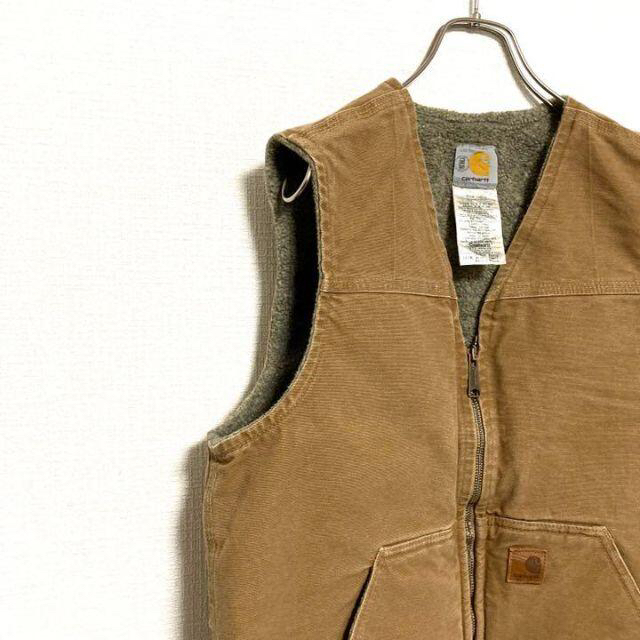 carhartt(カーハート)の●カーハート●アメリカ古着ワンポイントロゴ刺繍裏ボアダック地ベストベージュメンズ メンズのトップス(ベスト)の商品写真