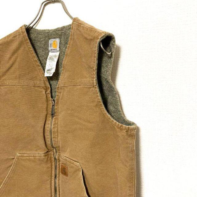 carhartt(カーハート)の●カーハート●アメリカ古着ワンポイントロゴ刺繍裏ボアダック地ベストベージュメンズ メンズのトップス(ベスト)の商品写真