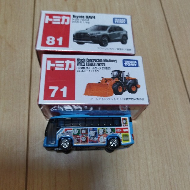 トミカ　２台新品　おまけ　トーマス　バス エンタメ/ホビーのおもちゃ/ぬいぐるみ(ミニカー)の商品写真