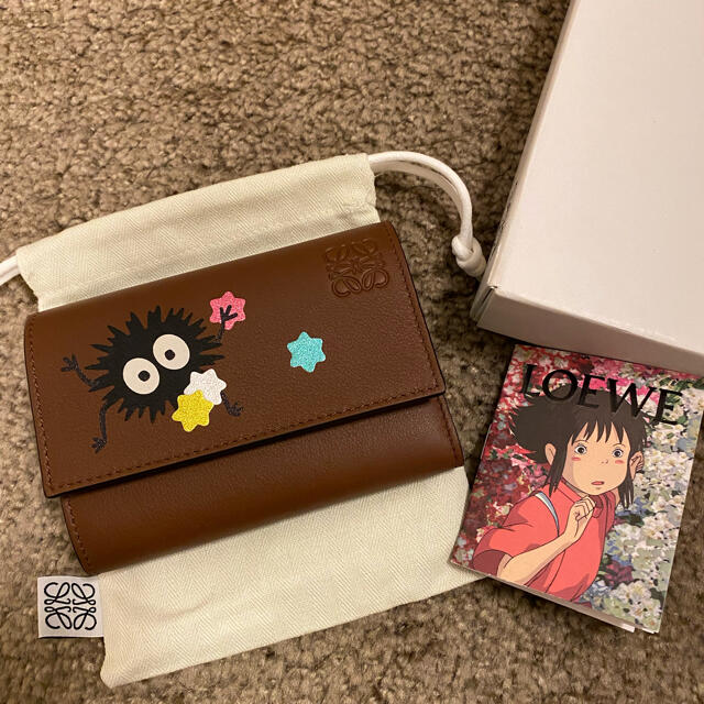 LOEWE(ロエベ)のLOEWE ロエベ 千と千尋の神隠し ススワタリ バーティカル ウォレット 財布 レディースのファッション小物(財布)の商品写真