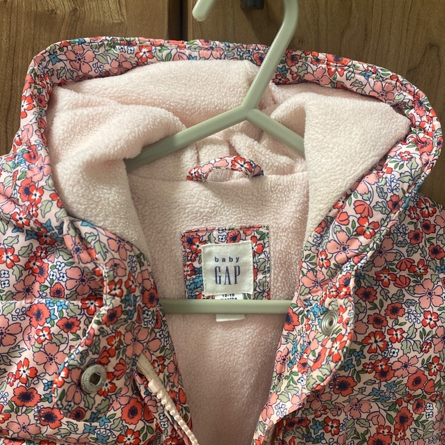 babyGAP(ベビーギャップ)の80サイズ　babyGAP 花柄　ダウンジャケット キッズ/ベビー/マタニティのベビー服(~85cm)(ジャケット/コート)の商品写真